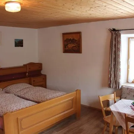 Haus Strehhuber Farm stay Neukirchen am Teisenberg