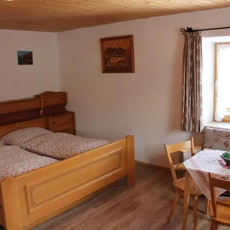 Haus Strehhuber Farm stay Neukirchen am Teisenberg